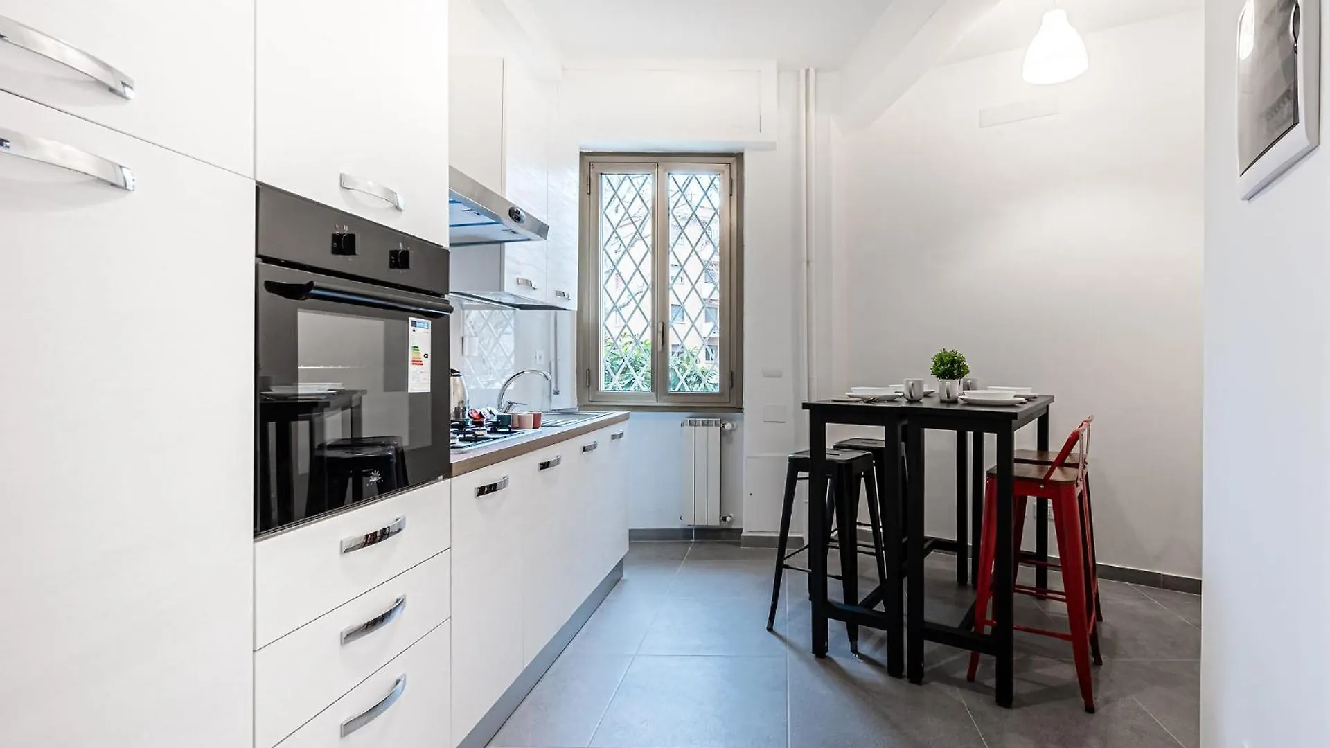 Marconi Charme Rooms & Suites - 2 Min Metro Marconi - 15 Min Colosseo - A-C & Wifi Rome