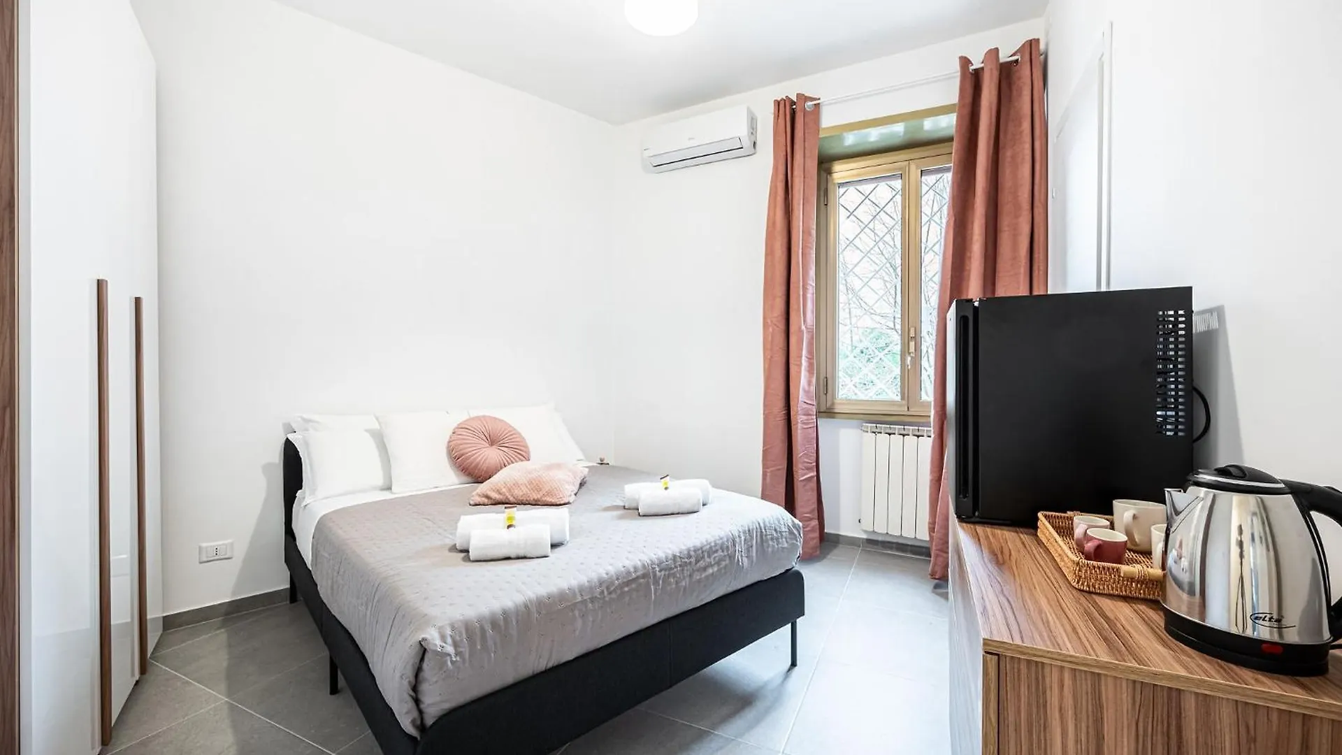 Marconi Charme Rooms & Suites - 2 Min Metro Marconi - 15 Min Colosseo - A-C & Wifi Rome Guest house