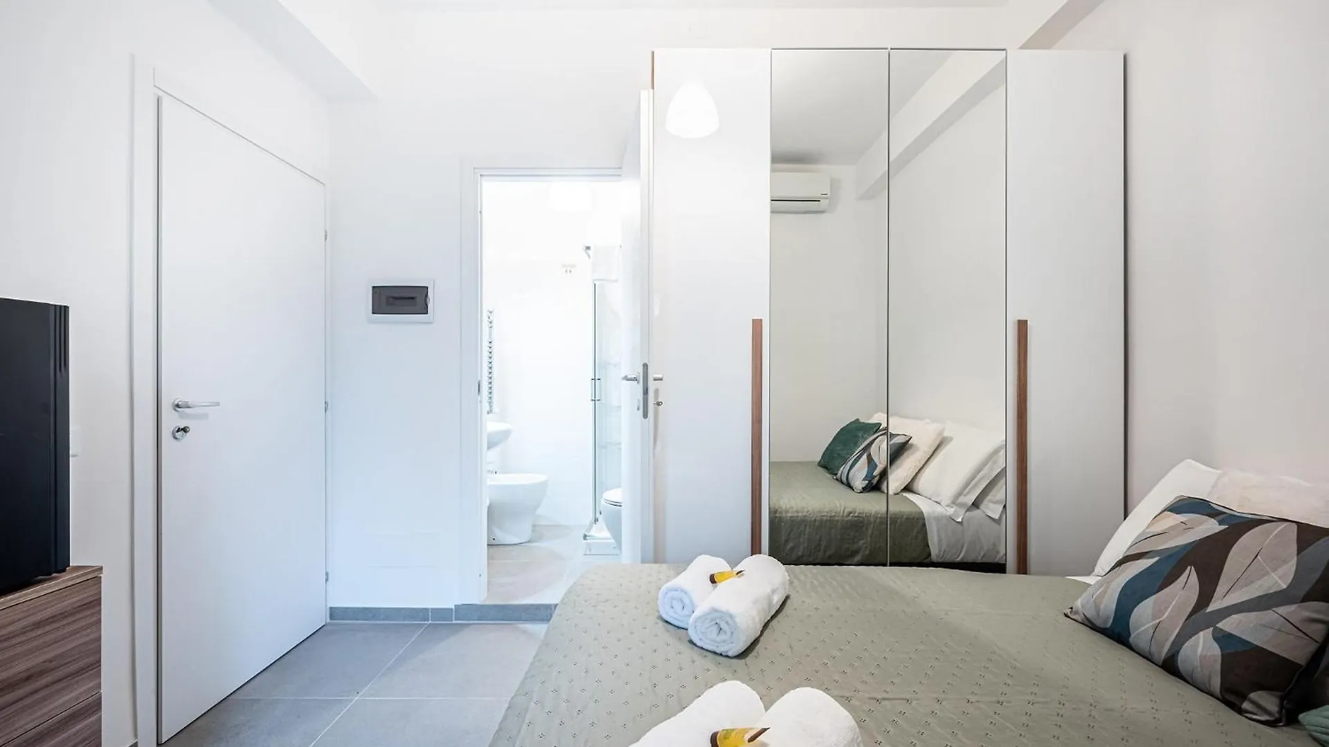 Marconi Charme Rooms & Suites - 2 Min Metro Marconi - 15 Min Colosseo - A-C & Wifi ローマ 0*,  イタリア
