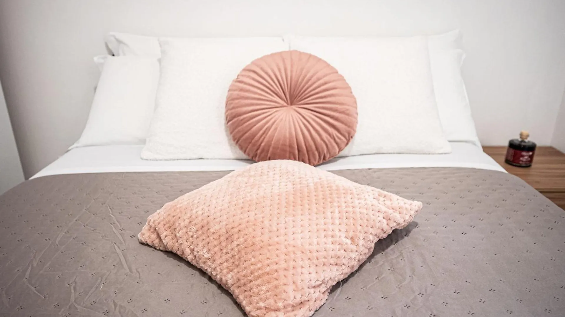 Marconi Charme Rooms & Suites - 2 Min Metro Marconi - 15 Min Colosseo - A-C & Wifi ローマ イタリア