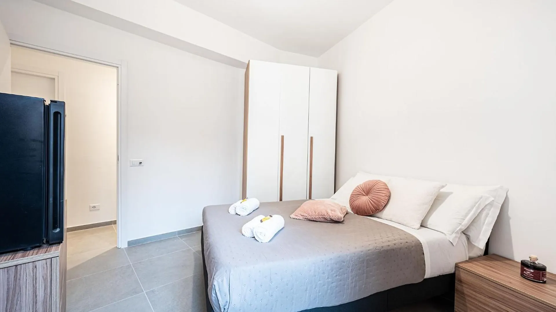 Marconi Charme Rooms & Suites - 2 Min Metro Marconi - 15 Min Colosseo - A-C & Wifi ローマ ゲストハウス