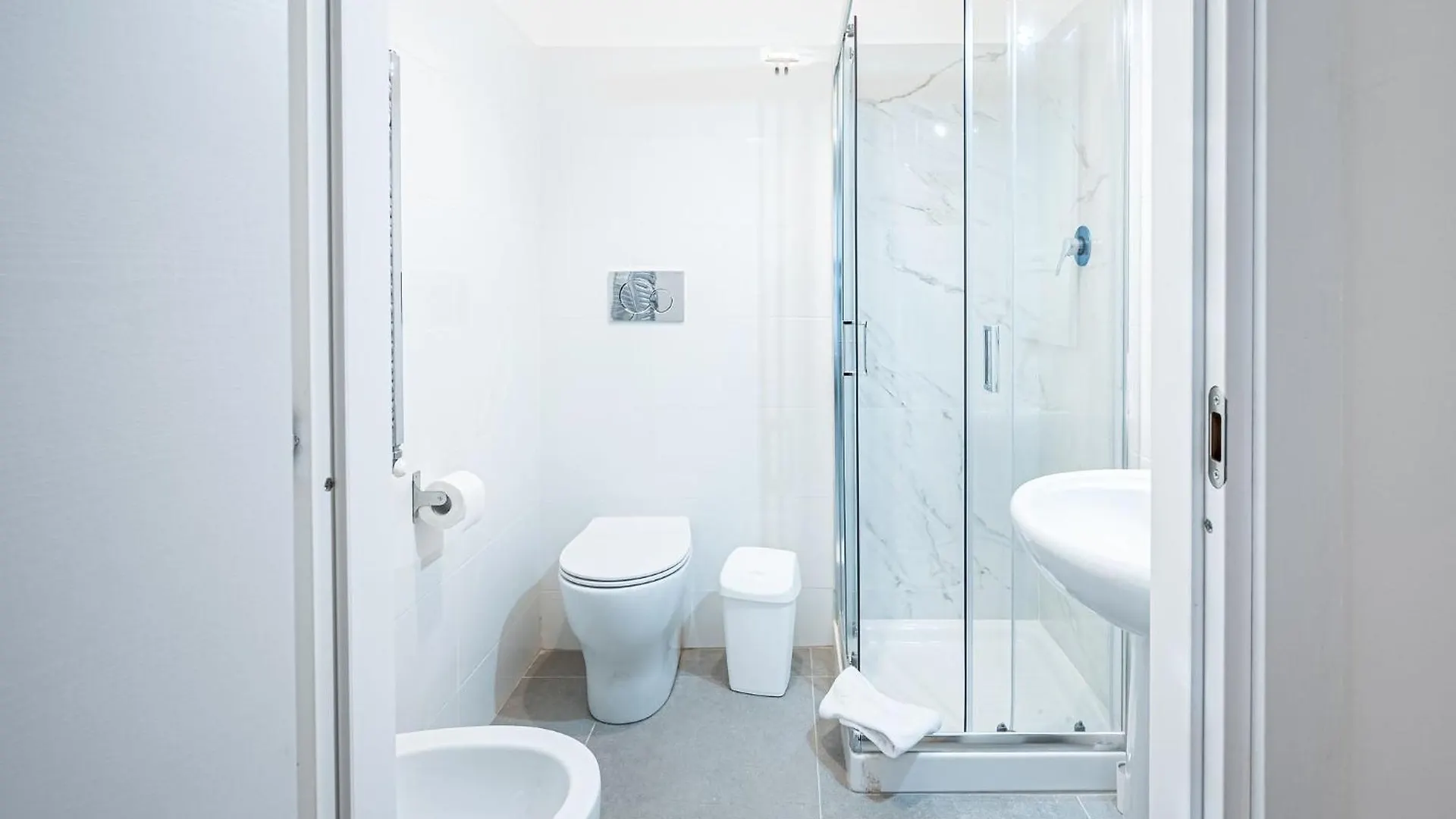 Marconi Charme Rooms & Suites - 2 Min Metro Marconi - 15 Min Colosseo - A-C & Wifi ローマ ゲストハウス