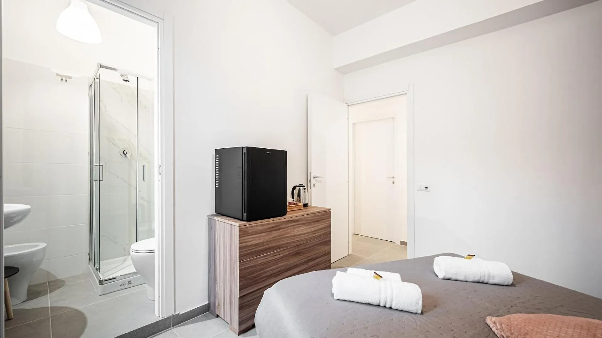 ゲストハウス Marconi Charme Rooms & Suites - 2 Min Metro Marconi - 15 Min Colosseo - A-C & Wifi ローマ