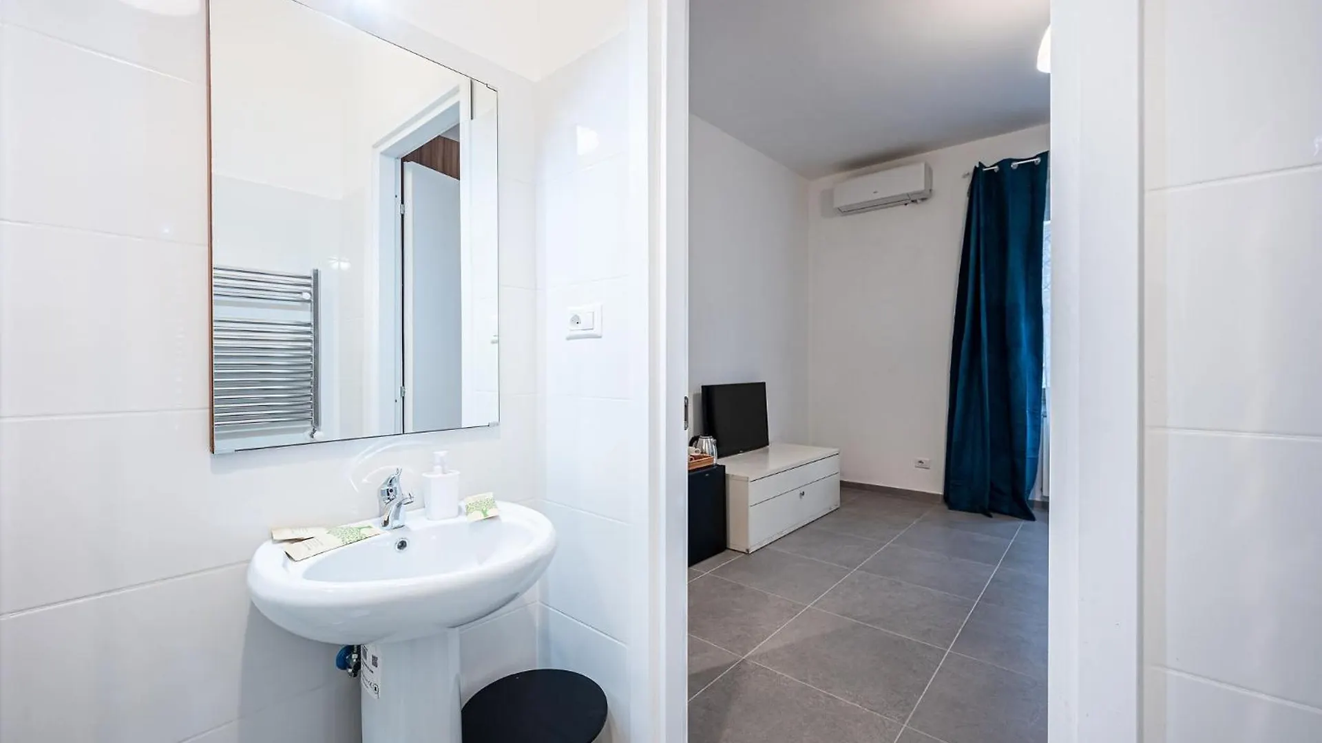 Marconi Charme Rooms & Suites - 2 Min Metro Marconi - 15 Min Colosseo - A-C & Wifi Rom