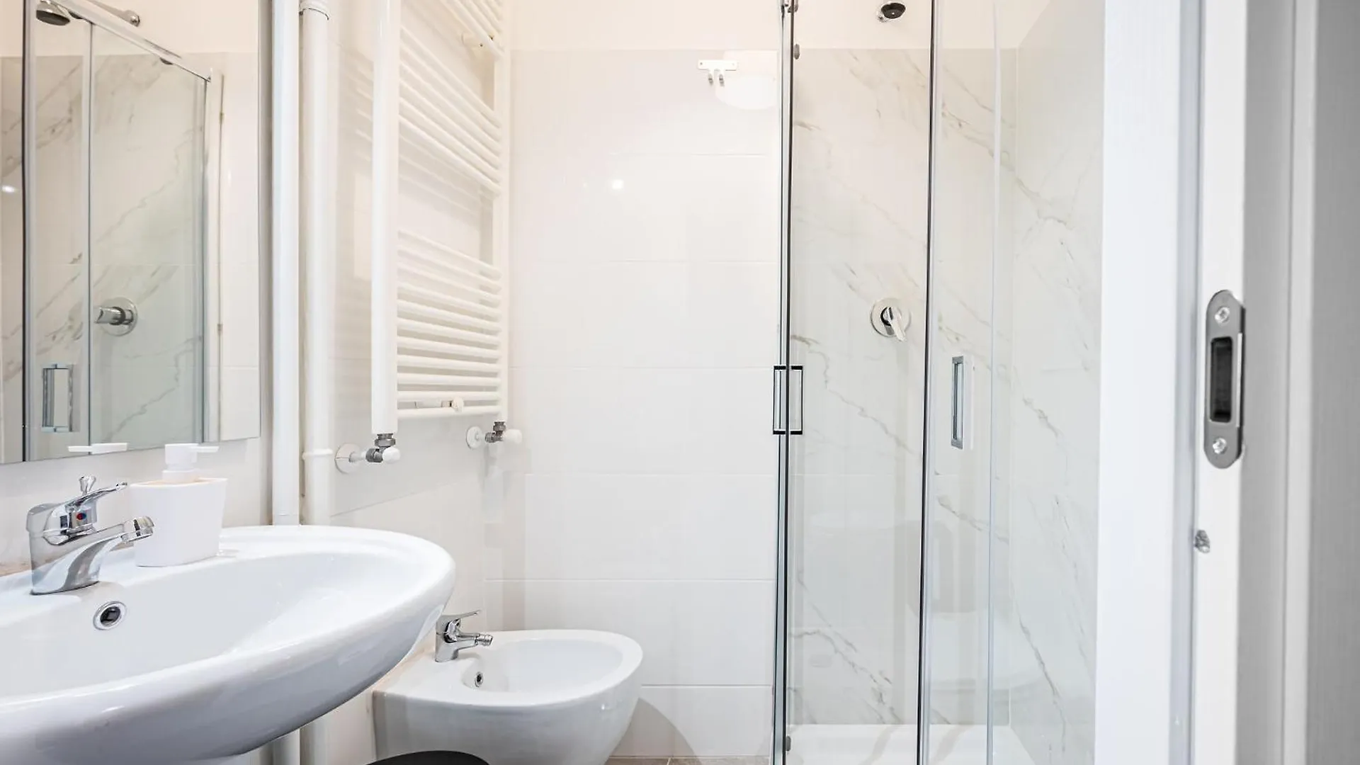 ゲストハウス Marconi Charme Rooms & Suites - 2 Min Metro Marconi - 15 Min Colosseo - A-C & Wifi ローマ