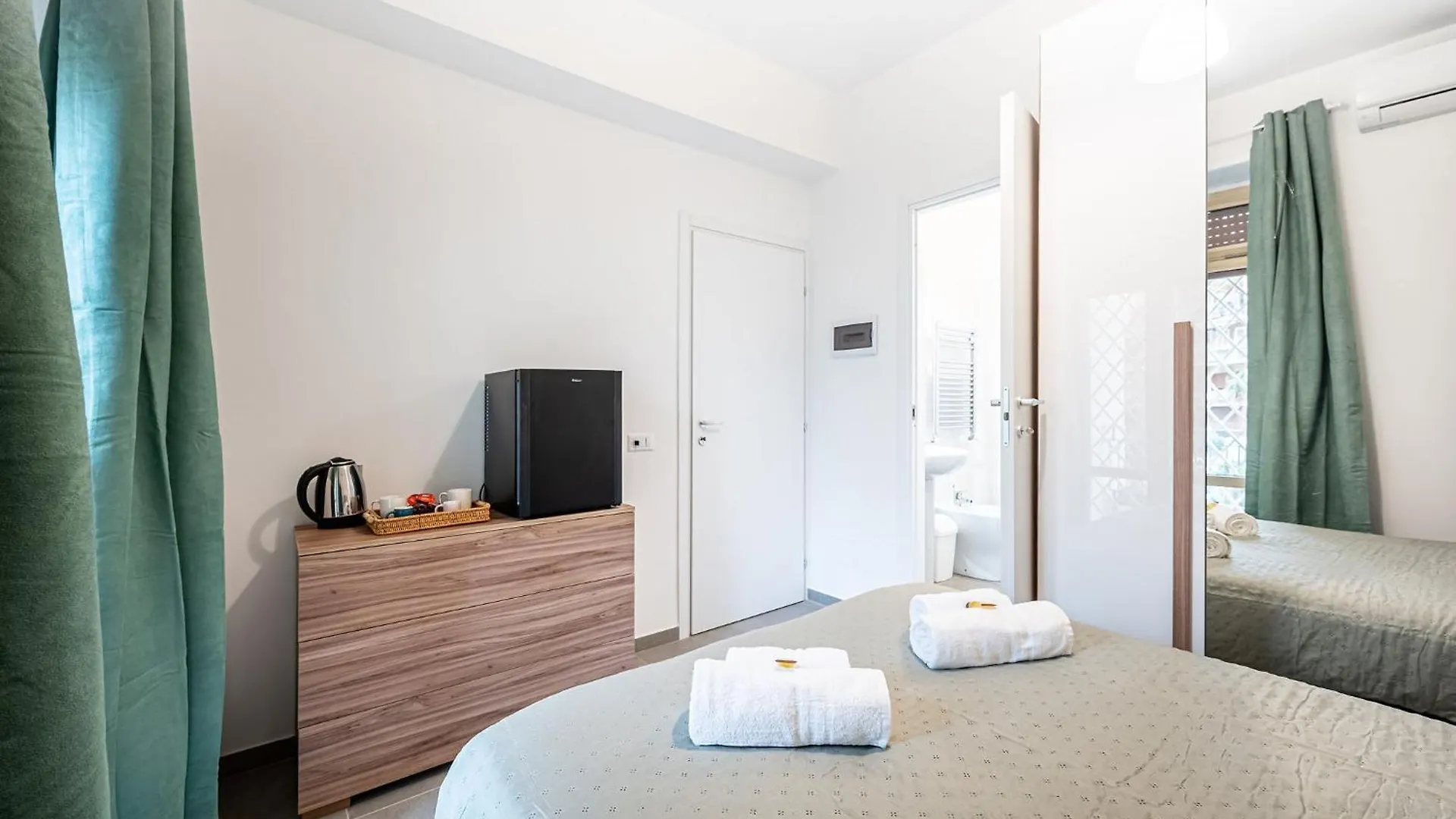Marconi Charme Rooms & Suites - 2 Min Metro Marconi - 15 Min Colosseo - A-C & Wifi ローマ ゲストハウス